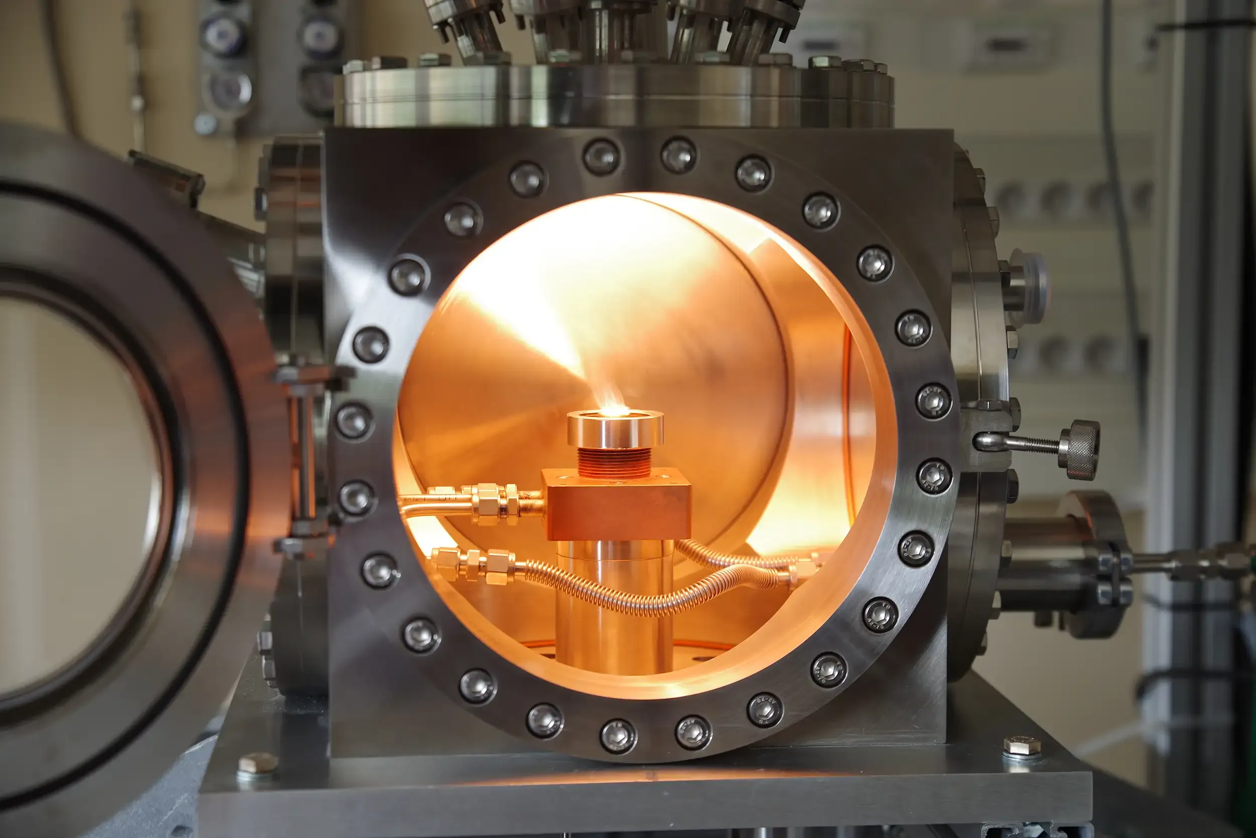 Dispositif de lévitation aérodynamique couplé à un chauffage par lasers CO2 pour la synthèse de matériaux à Haute Température (>2500°C)